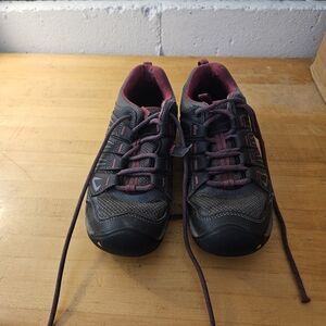 Keen Women's Oakridge Waterproof Hiking Shoe Size 7.5 US